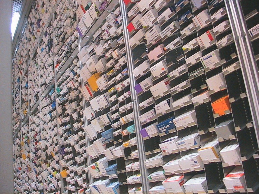 Optimale Lagerung der Arzneimittel im Automaten "Pharma-Go" von Stirnberg, unterstützt von der ApoSTAR-Software - alle Arzneimittel werden hier schnell und sicher eingelagert. Das pharmazeutische Fachpersonal hat mehr Zeit für die Patienten.